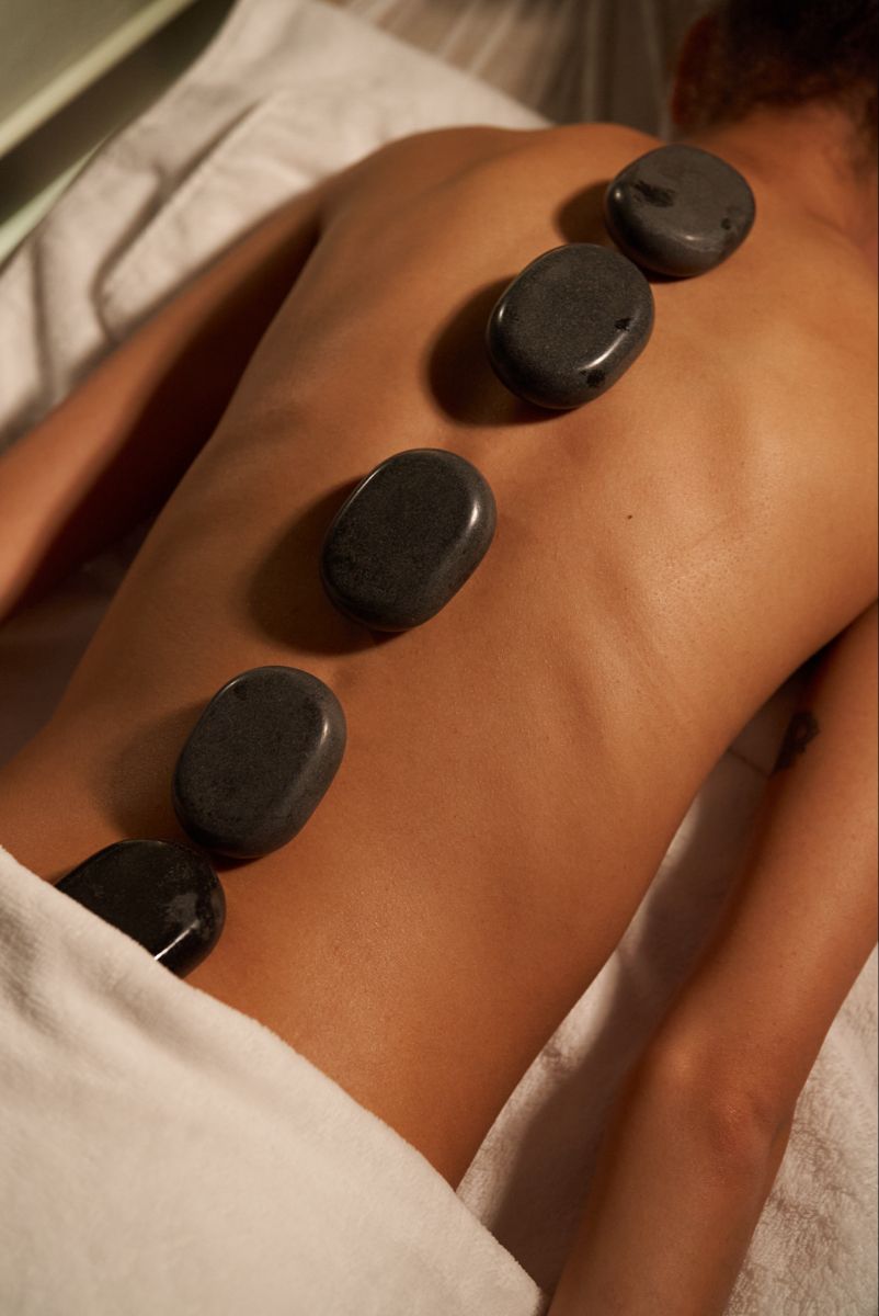 Massagem Relaxante — pedras quentes sobre as costas